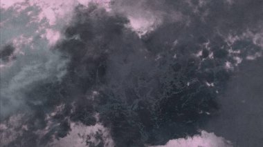 Metin için yeri olan boya lekeleriyle soyut arkaplan