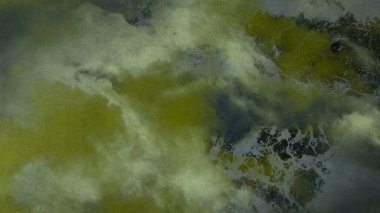 Metin için yeri olan boya lekeleriyle soyut arkaplan