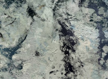 kar ile kaplı çimen