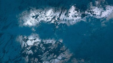 Metin için yeri olan boya lekeleriyle soyut arkaplan