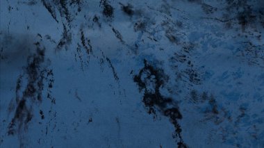 Metin için yeri olan boya lekeleriyle soyut arkaplan