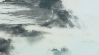 Metin için yeri olan boya lekeleriyle soyut arkaplan