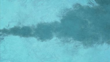 Metin için yeri olan boya lekeleriyle soyut arkaplan