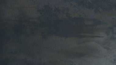 Metin için yeri olan boya lekeleriyle soyut arkaplan