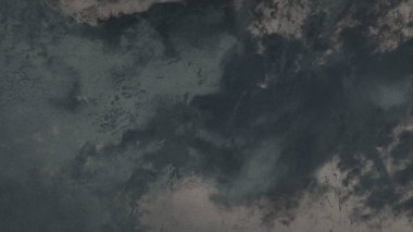 Metin için yeri olan boya lekeleriyle soyut arkaplan