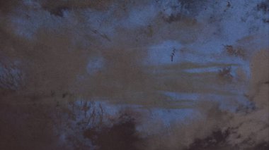 Metin için yeri olan boya lekeleriyle soyut arkaplan