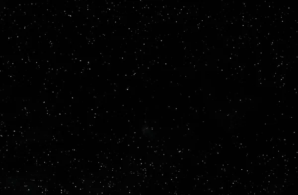 Siyah arkaplanda uçan toz parçacıkları