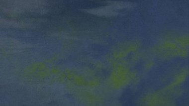 Metin için yeri olan boya lekeleriyle soyut arkaplan