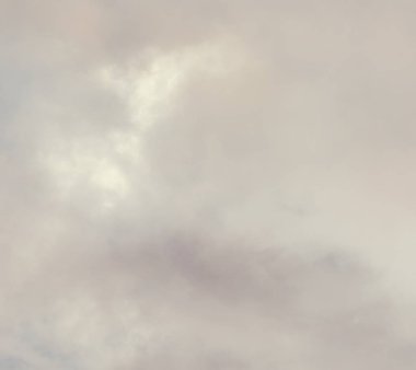 Karanlık gökyüzü yağmurdan önce arka planı bulutlar