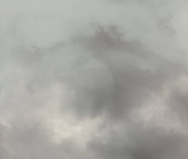 Yağmurdan önce gökyüzü bulutlu..