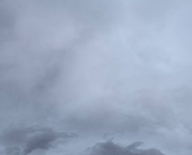 Gökyüzüne karşı fantastik yumuşak beyaz bulutlar