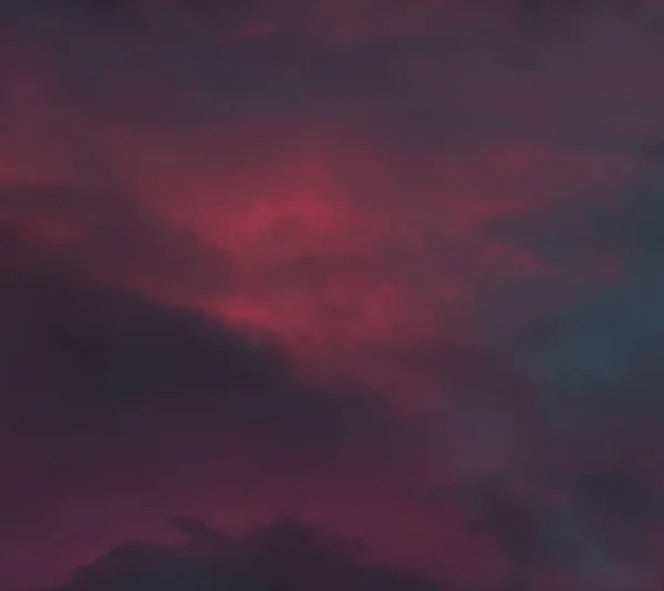 Gün Doğumunda Mavi Gökyüzünde Pembe Kabarık Bulutlar — Stok fotoğraf