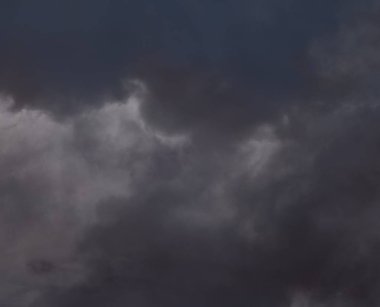 Kümülüs bulut oluşumları tropikal gökyüzünde, Nimbus hareketi, doğal fenomenlerden soyut arka plan ve gri bulutlar, Tayland