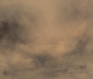 Bulutların arkasındaki turuncu günbatımı