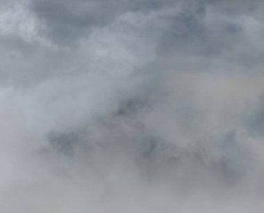 Dağda güzel bulutlu sisli orman.