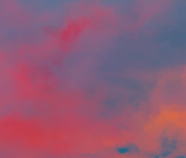 Gün batımında gökyüzünde güzel bulutlar