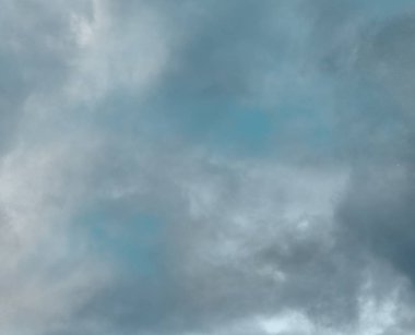 Gökyüzü yağmur bulutlarıyla dolu.