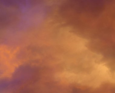 Berrak mavi gökyüzüne karşı, gün batımında kabarık beyaz bulutlar isabet Güzel ışık.