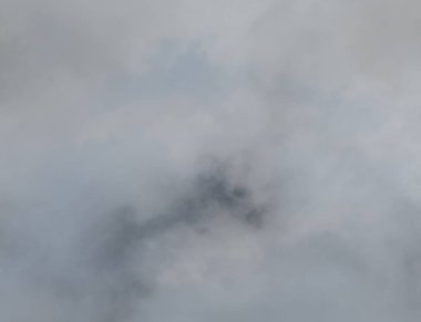 Soyut gri gökyüzü bulutlu doku veya arka plan. Yağmurdan önce gökyüzünde oluşan yağmur bulutlarının bulutlu gökyüzü. Gri bulut veya koyu bulut arka planı. 