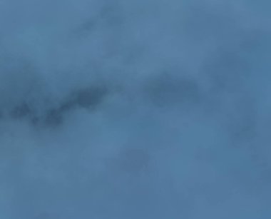 Arka plan renginin mavi renk arka plan üzerinde izole soyut beyaz duman. Beyaz sis duvar. 3D çizim