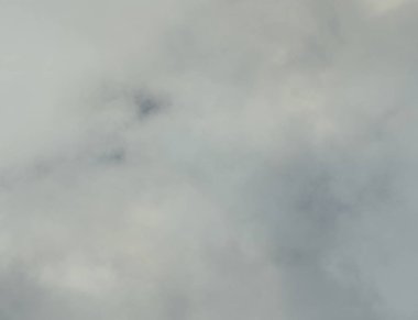 Sabahları bulutlu mavi gökyüzünün doğası..