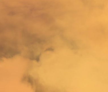 Bir akşam altın kabarık cirrus bulut