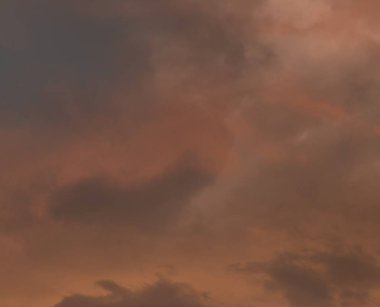 Renkli bulutlar ve gökyüzü ile güzel gün batımı görünümü