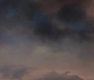 Mavi gökyüzü gri beyaz bulutlar ile. 