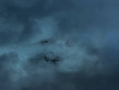 Bulutlara yakın mavi gökyüzü