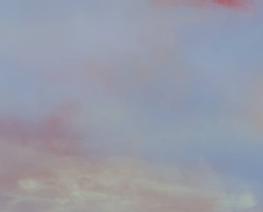 Bulutlar gökyüzü ve güneş yaz akşamı.