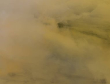 Sarı arka plan bulutlar ile