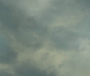 Güneşe bak, gökyüzündeki bulutlar güzelliği gösteriyor..