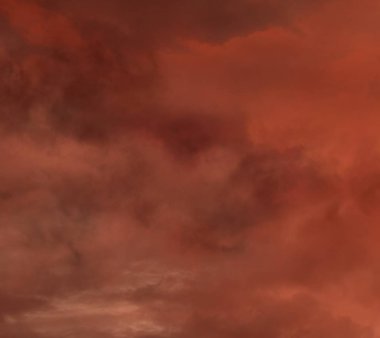 Gökyüzünde gün batımında güzel bulutlar