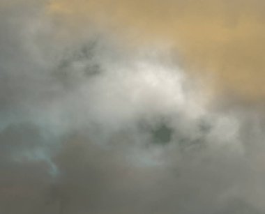 Gökyüzündeki renkli bulutlar