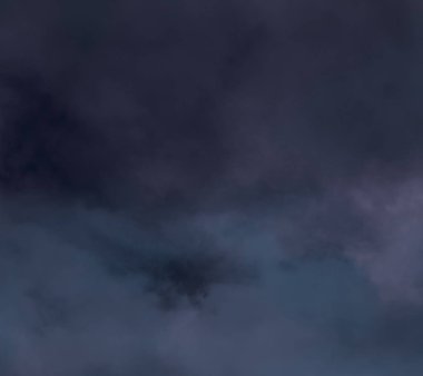 gökyüzünde bulutlar ile mavi arka plan