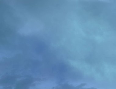 # Mavi gökyüzü ve sürekli hareketli bulutlar.