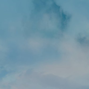 Suluboya kağıt stili doku soyut beyaz bulutlar ve mavi gökyüzü. Dijital boyama.