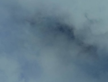 Bulutlarda dağ manzarası