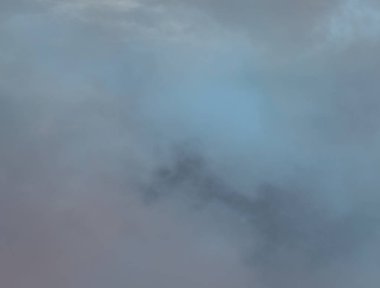 Gökyüzü gri bulutlar ile