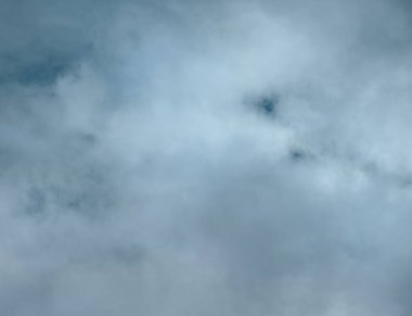 Mavi gökyüzü ve kabarık bulutlu, güzel gün ışığı, kışın gökyüzü