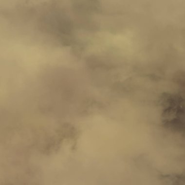 Sabahın erken saatlerinde ovanın üzerinde sisli bulutlar parlıyor.