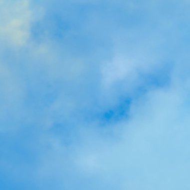 Mavi gökyüzünde bulutlar hava.