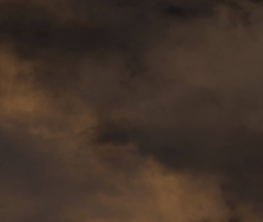 Turuncu sis ve siyah sahne stüdyosu vitrin oda arka plan üzerinde sis etkisi.