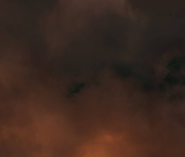 Turuncu sis ve siyah sahne stüdyosu vitrin oda arka plan üzerinde sis etkisi.