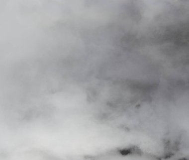 Tepenin bulutlar, siyah ve beyaz fotoğraf aracılığıyla ağaçta