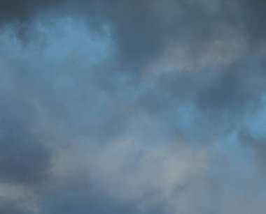 Rüzgar bulutlar gökyüzü için getirdim. Bir güzel soyut gökyüzü arka plan kolayca gökyüzüne yükselir. Bulutların gökyüzünde gördüğümüz en iyi resimleri.