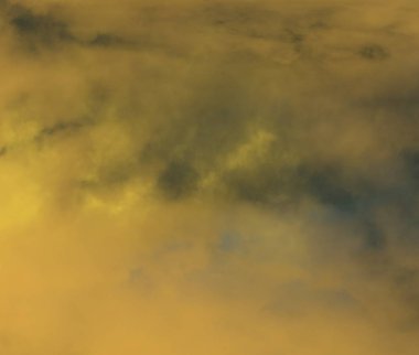 Sisli ovanın üzerinde yükselen güneşin ışığı