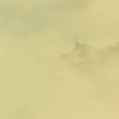 Bulutlar gökyüzü ve güneş yaz akşamı.