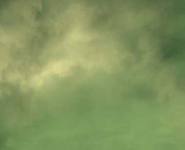 Yeşil boya fırça darbeleri ve lekeleri doku kopya alanı ile beyaz arka plan üzerinde zarif özetini dekore edilmiş metin için. 