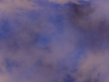 bulutlu gökyüzü mavi ve pembe. geniş